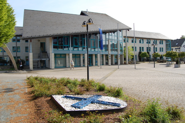 Rathaus mit Wappen.JPG